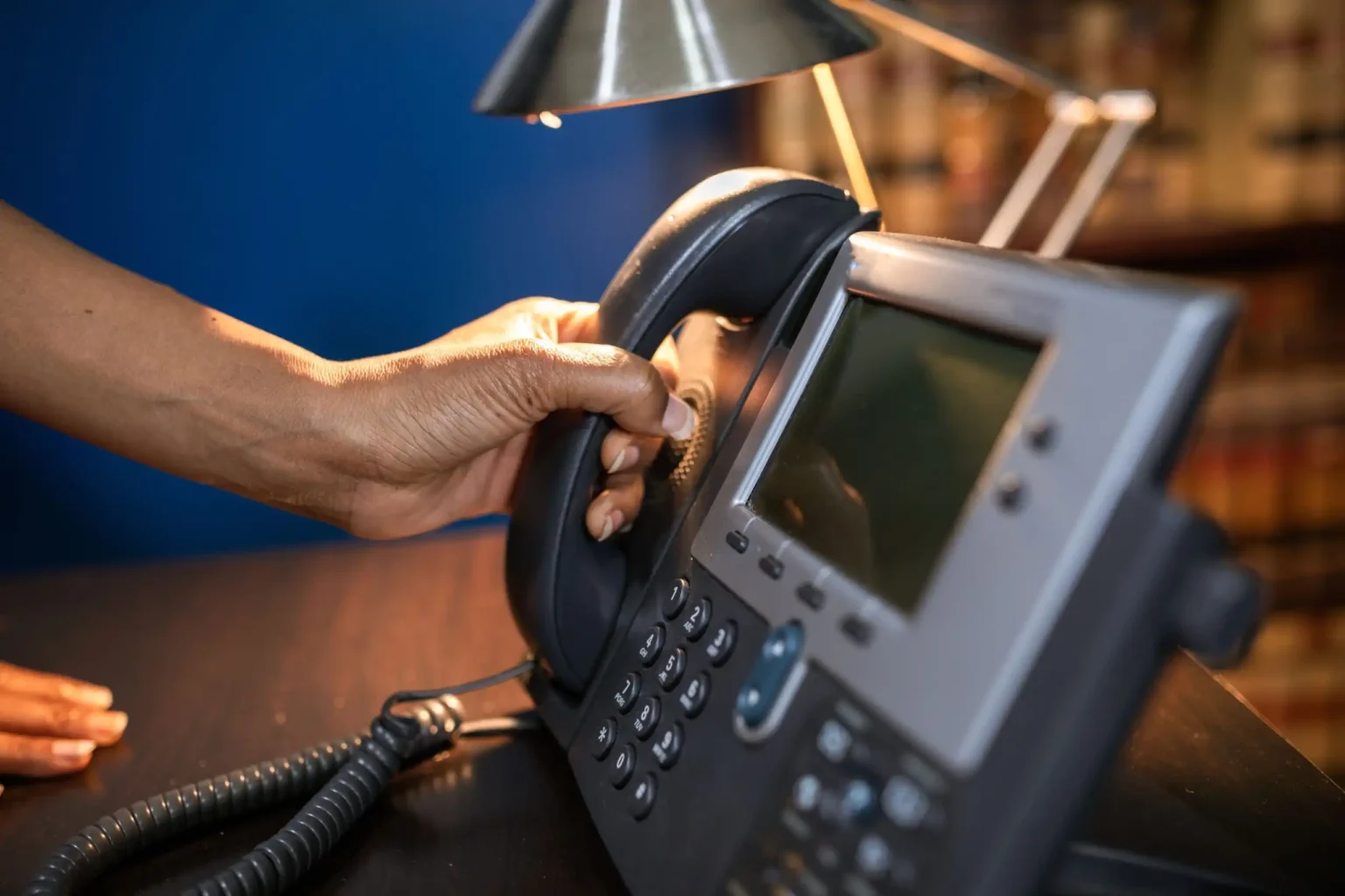 Hand aan telefoon